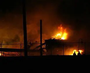 Возле 202 микрорайона загорелось судно под номером 666