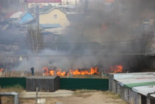 Фотофакт: Пожар на городском кладбище