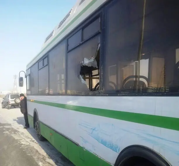 Манипулятор разбил окно автобуса 