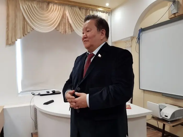 "Делайте себе биографию": Тумусов рассказал ученикам Верхневилюйска о выборе жизненного пути