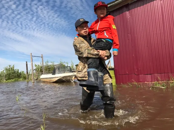 Спасатели эвакуируют жителей сел Аргахтах и Сватай из-за подъема воды в реке Алазея