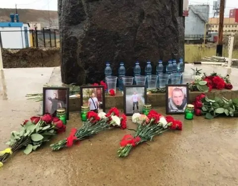 Цветы у рудника «Мир»: Якутяне прощаются с шахтерами