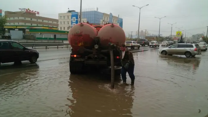 Коммунальные службы города в оперативном режиме откачивают ливневые воды