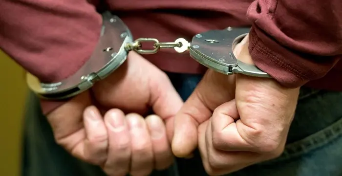 Грабитель, угрожая ножом похитил из кассы магазина шесть тысяч рублей