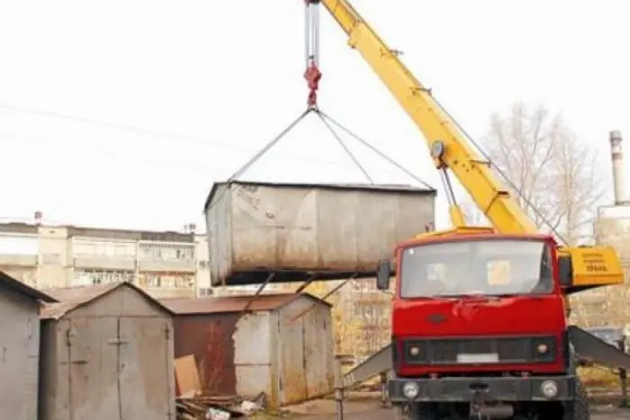 Незаконно установленные гаражи вывозятся с дворов Якутска