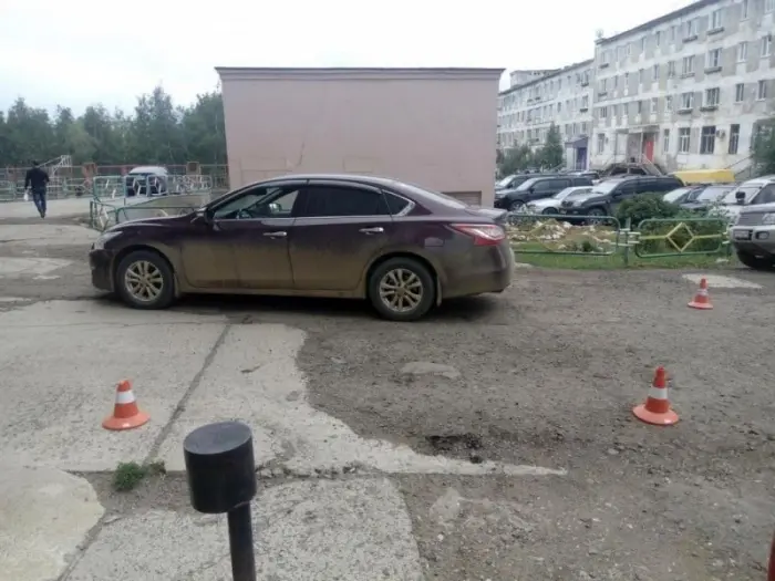 Водитель при движении задним ходом наехал на женщину с двухлетним ребенком