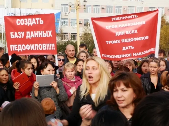 Народ штурмовал дом, где живет педофил (+видео) 