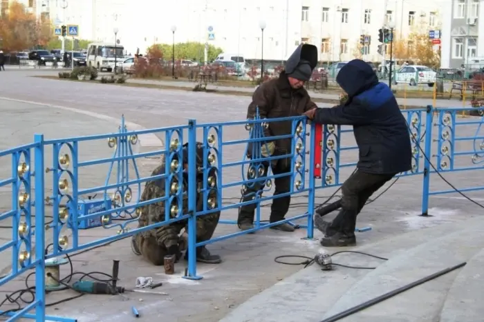 У светового фонтана установлено ограждение