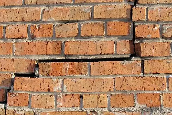 Трехлетний ребенок в Якутии погиб под обломками стены