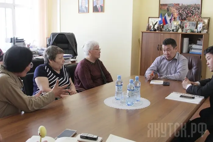 Горожане жалуются Садовникову, он обещает решить