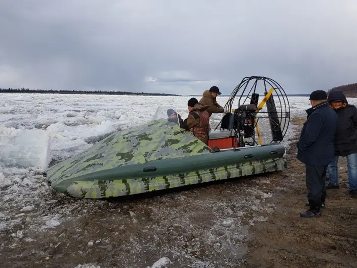 Пять человек эвакуировали со сломанного катера на реке Вилюй