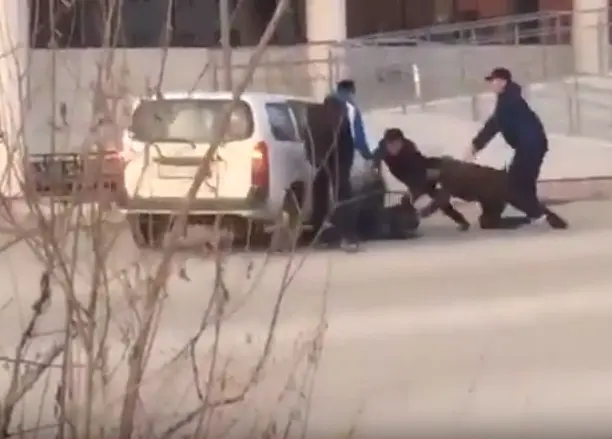 Водитель «Пробокса» врезался в толпу мужчин, избивающих неизвестного