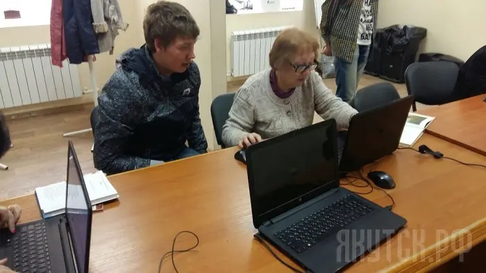 Первым курсантам бесплатных компьютерных курсов вручены сертификаты