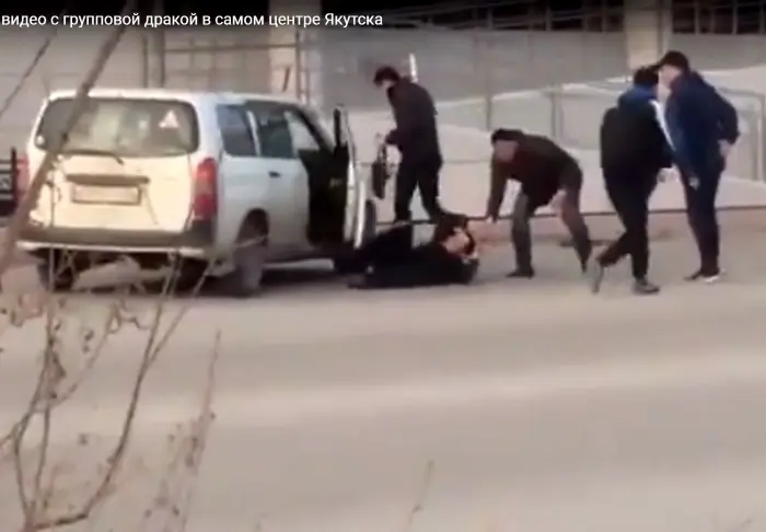 Полиция Якутска оштрафовала мужчину, наехавшего на толпу дерущихся в центре города