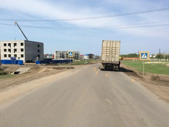 Пьяная велосипедистка врезалась в притормозивший КАМАЗ и получила перелом в селе Верхневилюйск