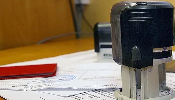 Директор образовательного учреждения заплатил знакомому за невыполненную работу