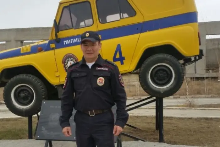 Ребенка-инвалида из горящей квартиры вынес  полицейский в Якутске