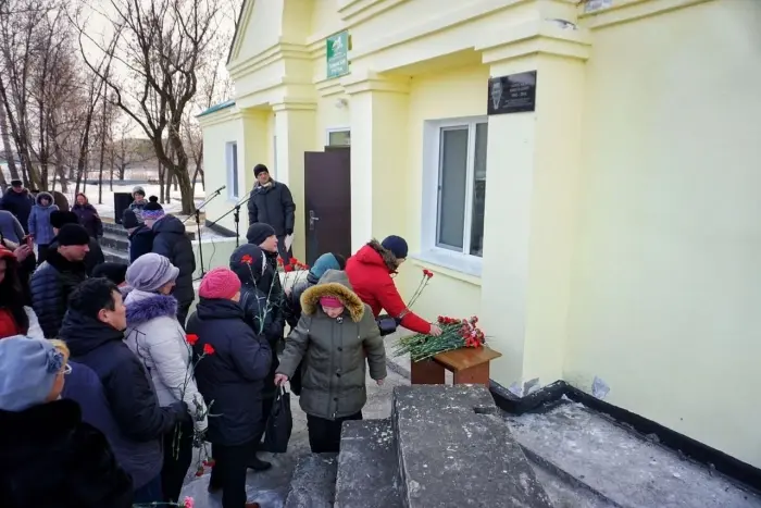В Амурской области увековечили память хозяйственника Александра Давыдова из Якутии