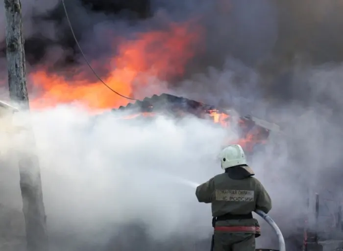 Пожарные спасли жилой дом в селе Магарас
