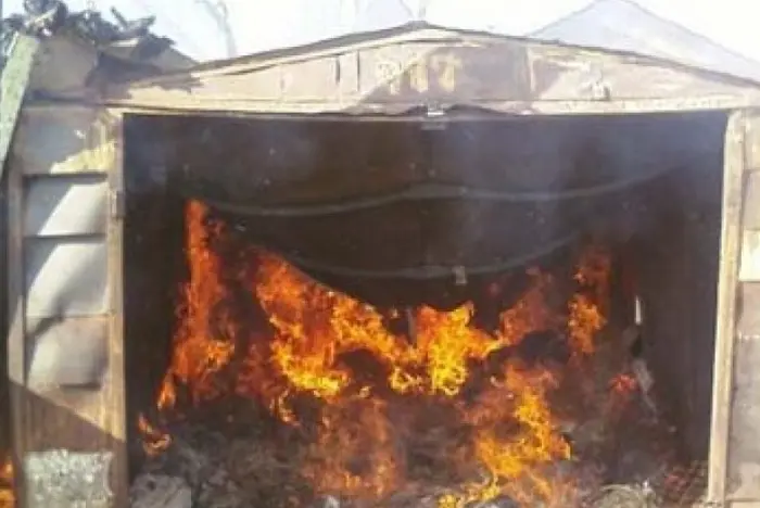 Машина и частный гараж пострадали от огня в Якутске
