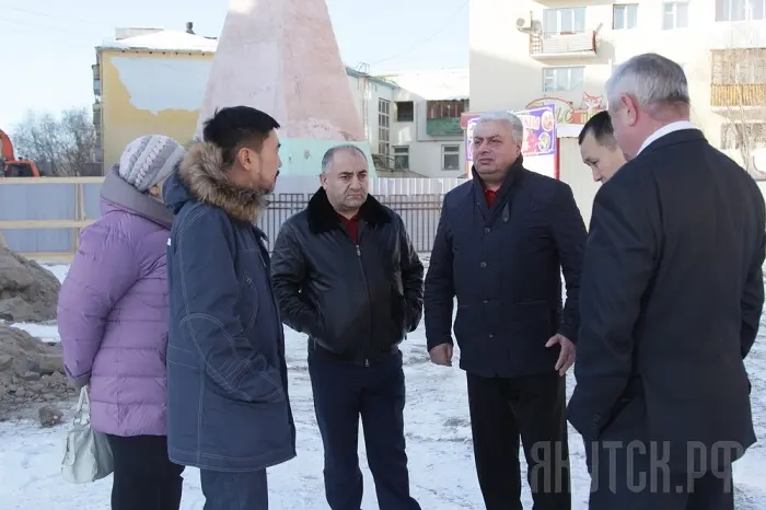 Петросян заверил, что приостановит стройку на Петра Алексеева