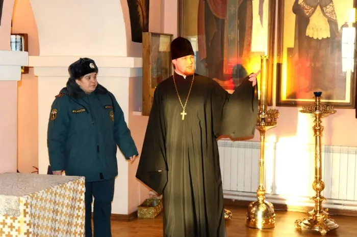 В Якутии пожарные инспекторы проверяют храмы накануне Рождества Христова