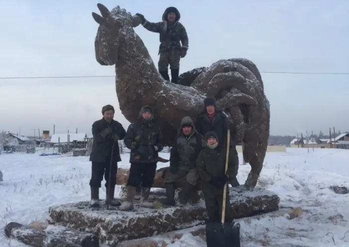 Огромный петух из навоза на этот раз украсил село Уолба