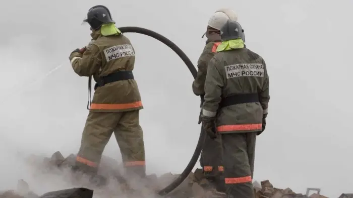 Нежилое здание в Мирном и жилой вагончик в Якутске пострадали от огня