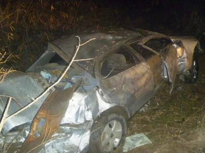Два человека пострадали при опрокидывании автомобиля в Якутске