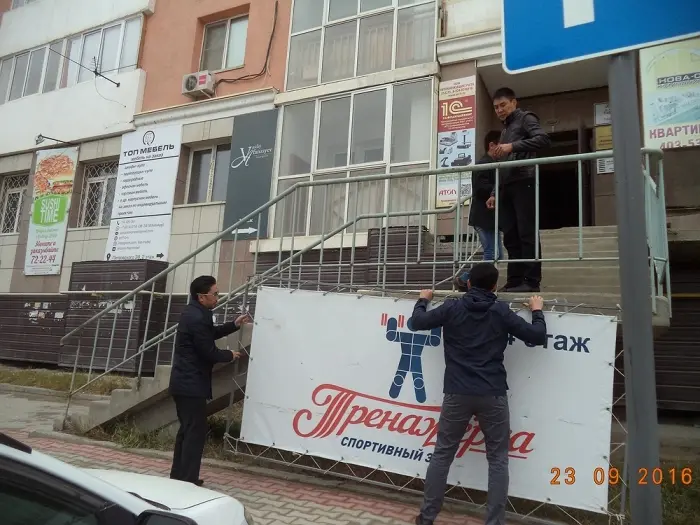 В Якутске выявили и сняли незаконные рекламные вывески