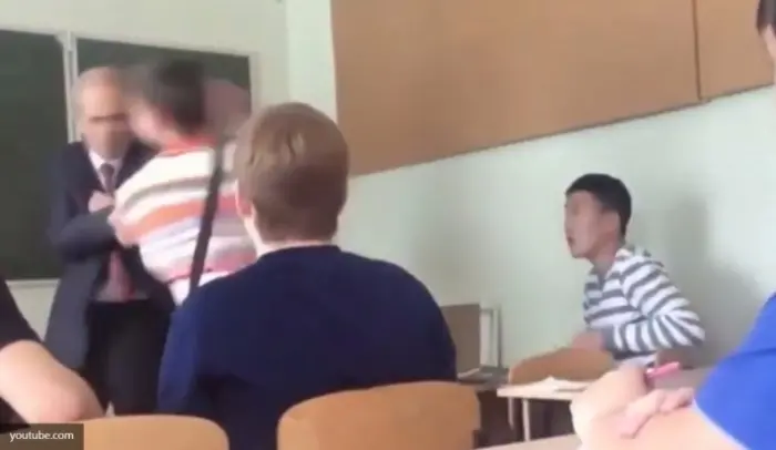 Неуравновешенному студенту технологического колледжа побившего преподавателя вынесен выговор