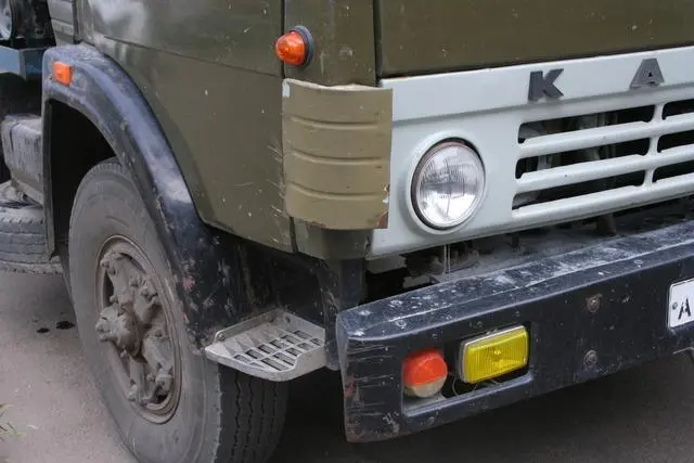 В Якутии женщина спасла мужа от наезда КАМАЗа, но пострадала сама