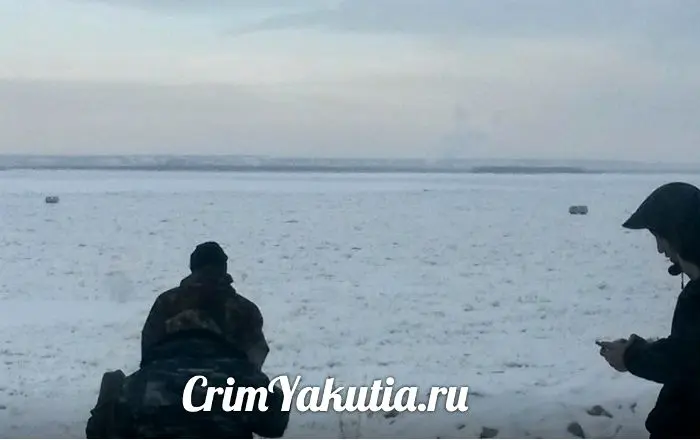 Нетерпеливые таксисты уже переправились через Лену