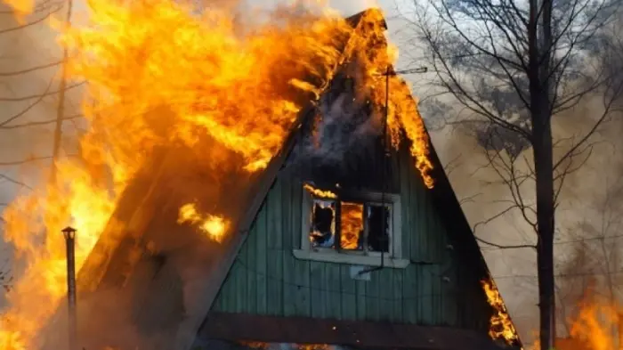 Дача в Ленске и гараж в Якутске пострадали от огня