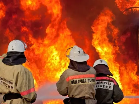 Сгорел частный дом в селе Харбалах и гараж в поселке Чернышевский