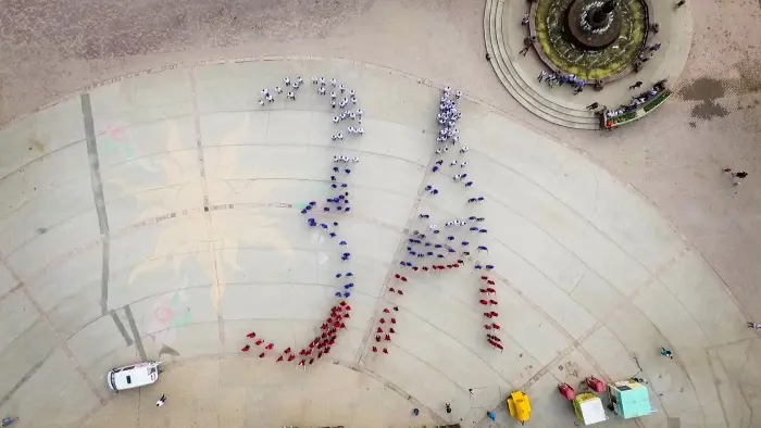 Энергетики собрали живой «триколор»