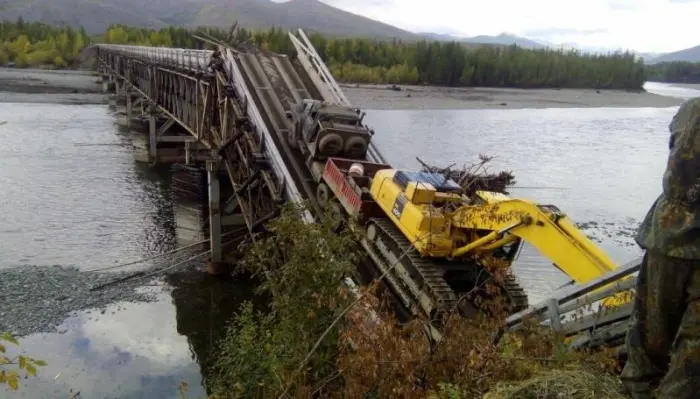 В Томпонском улусе обрушился мост через реку Мэнкулэ