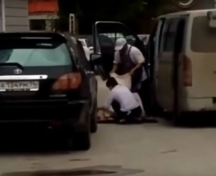 В центре Якутска сортируют мясо для ресторана прямо на асфальте?