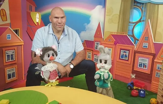 «Папа рядом». Валуев стал ведущим «Спокойной ночи, малыши!»