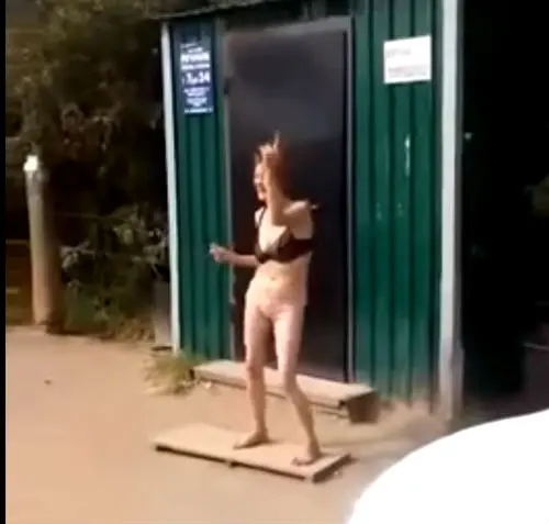 В Якутске женщина в нижнем белье просила денег, имитируя танец