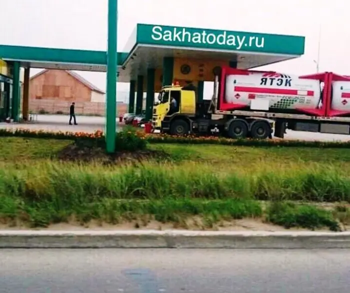Фотофакт: «ЯТЭК» заправляется на заправке «Туймаада-Нефть»?
