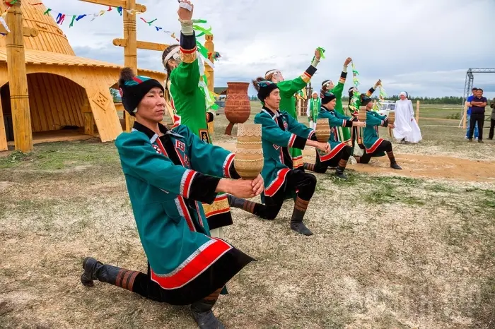 В местности «Ус Хатынг» открыли Центр кумысопития и кумысный павильон «Үрүҥ Тунах»