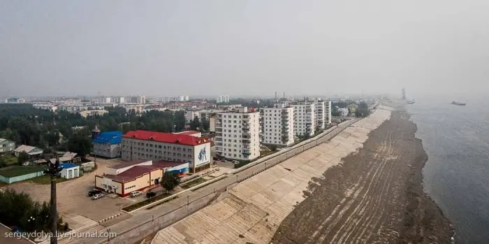 В Ленске загорелся частично расселенный дом