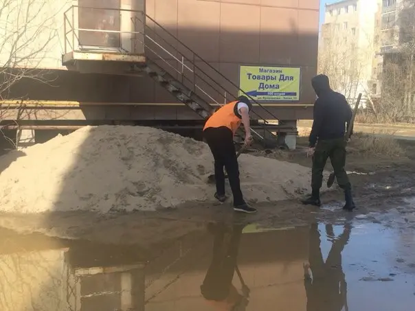 Эффект бабушки: добровольцы не стали ждать, когда пенсионеры сами забросают лужи песком