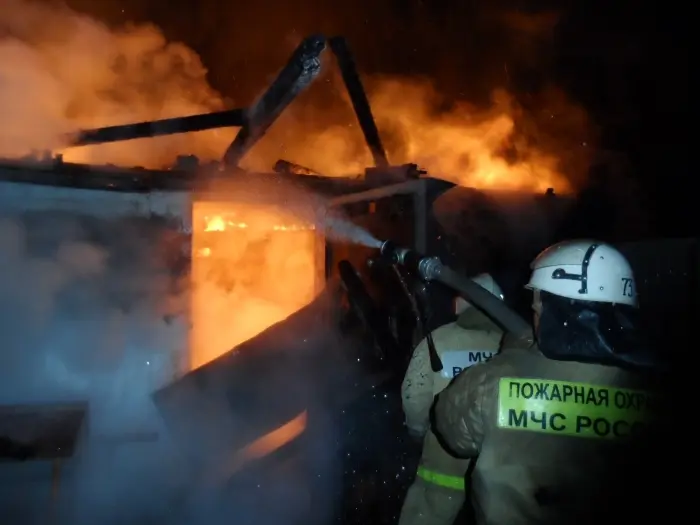 В Хандыге при пожаре в частном гараже пострадал человек