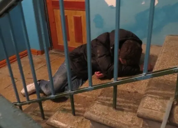 Наркоман нашел тайник с синтетикой в подъезде и употребил её на месте