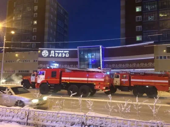 В торговом центре "Дэлэй" потушили горящую стену