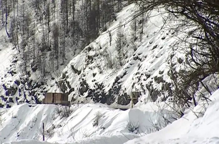 КамАЗ рухнул с обрыва, погиб водитель