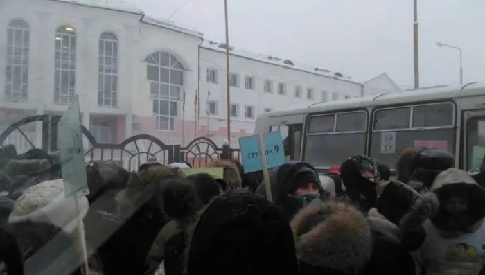 Прокуратура проверит ситуацию с зачислением детей в первые классы