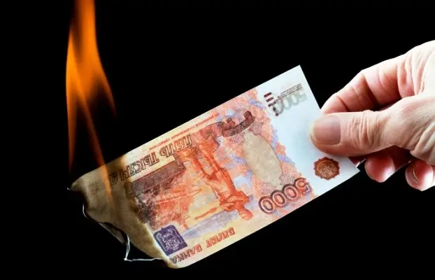 Реальная зарплата россиян в 2015 году снизилась на 9,5%